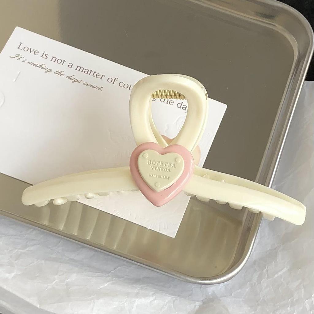 Нежная заколка-сердечко: Кремово-розовый аксессуар для волос в стиле акулы