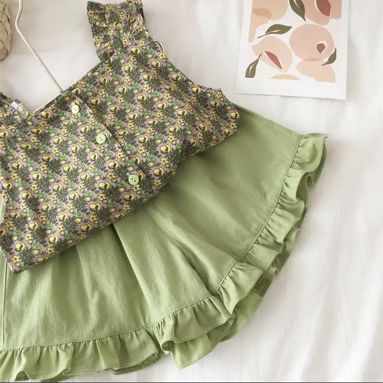 Костюм для маленьких девочек, летние легкие дышащие модные корейские однотонные шорты + подтяжки с цветочным принтом, комплект из двух предметов