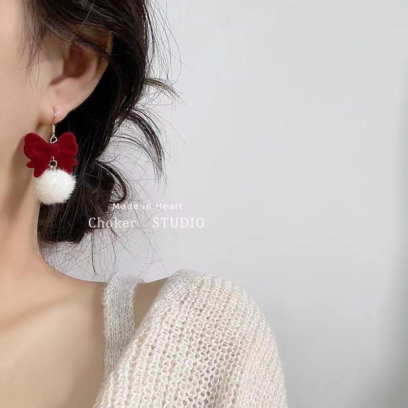 Winter warmth~ temperament versatile cute hairball stud earrings women's lamb wool pom-pom matte earrings autumn and winter ear jewelry