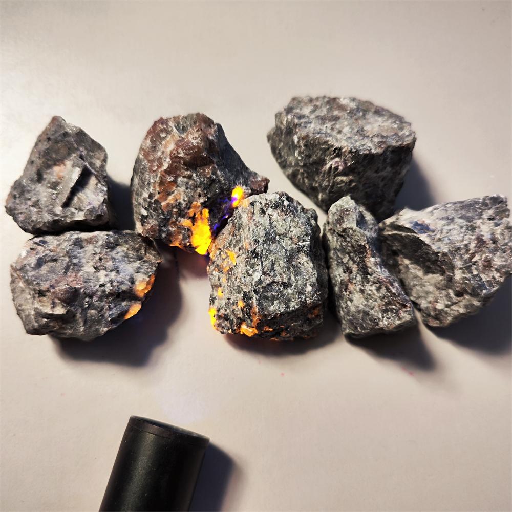 Натуральный камень, яркий огненный камень Yooperlites, светящийся под УФ-полировкой, камень, огненный камень, флуоресцентный содалит, камень для украшения дома