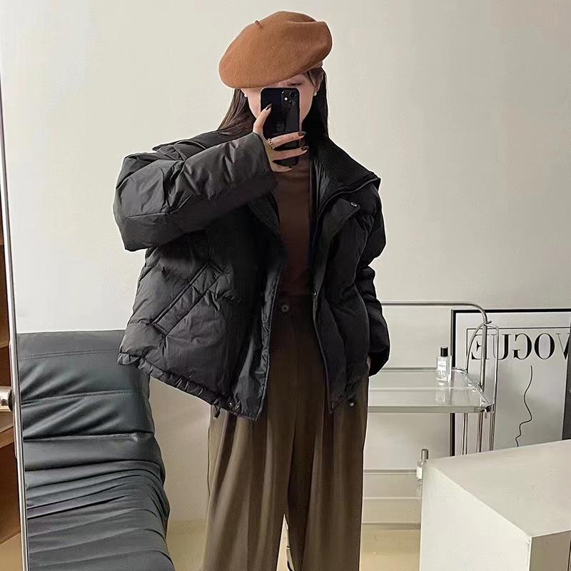 Трикотажная водолазка-пуховик женская короткая зимняя новая 2024 свободная белая утиная пуховая утолщенная теплая куртка