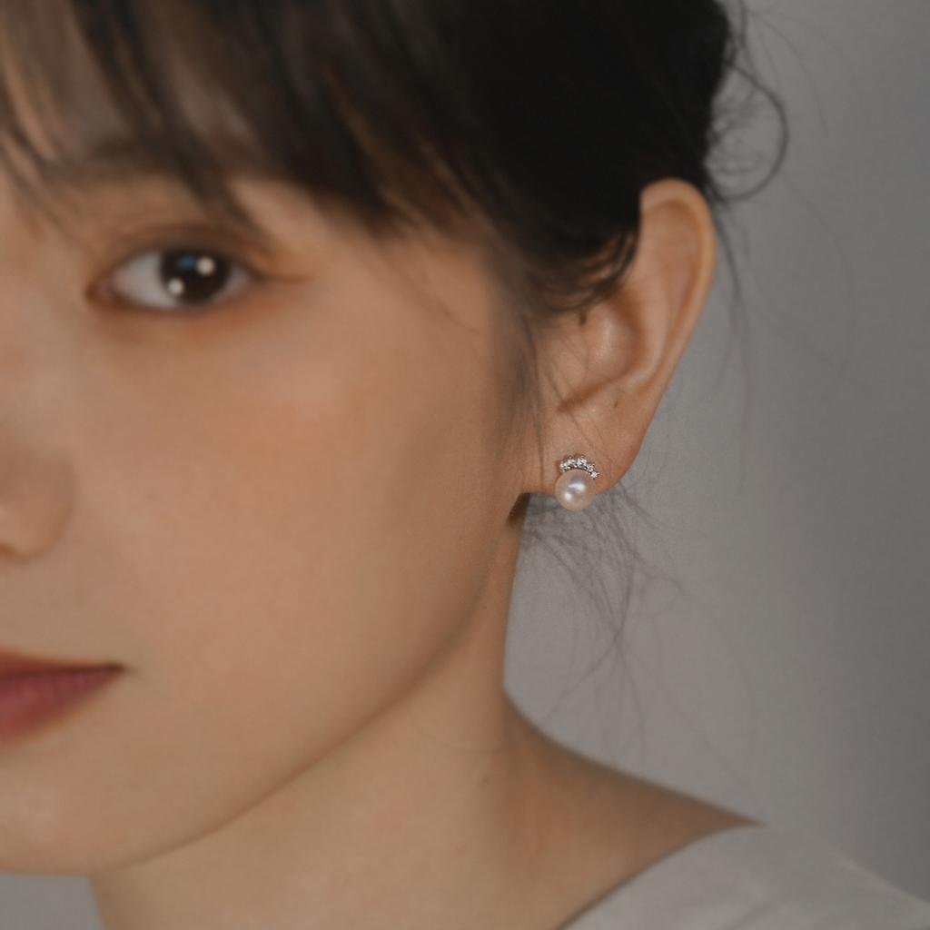 Серьги-гвоздики с жемчугом в форме короны, женские, нишевый дизайн, весенне-летние, простые, маленькие, ароматные, сверкающие серьги из циркония