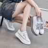 Два носящих маленькие белые туфли женские 2025 весна новая трендовая обувь мягкая кожа шнуровка туфли с мелким вырезом толстая подошва увеличивающая рост повседневная обувь