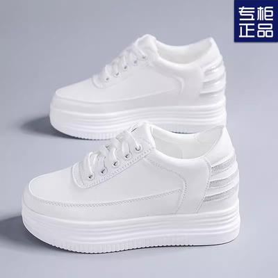 Маленькие белые туфли женские 2025 весна новые популярные женские туфли кексы модные универсальные туфли на платформе повседневные туфли увеличение внутренней высоты