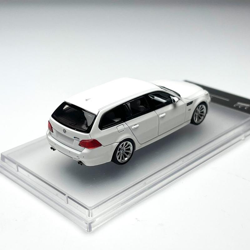 KING MODEL Литая модель 1/64 BMW M5 E60 E61 коричневый белый Модель автомобиля Сплав BMW M5 Игрушечная модель автомобиля Предмет для коллекции и демонстрации