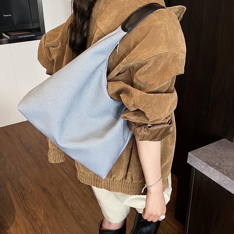 Ретро сумка женская большой вместимости 2025 новая осенне-зимняя универсальная простая сумка через плечо популярна в этом году, сумка-тоут