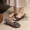 Тапочки 2025 лето женская обувь бант надпись с открытым носком тапочки пустые леопардовый принт высокий каблук универсальные крутые тапочки