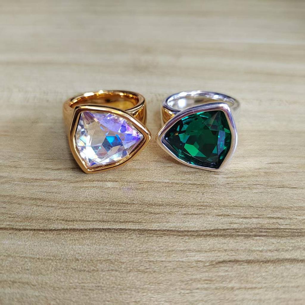 The best-selling triangular gemstone ring for the summer of 2026, suitable as a jewelry gift for couples