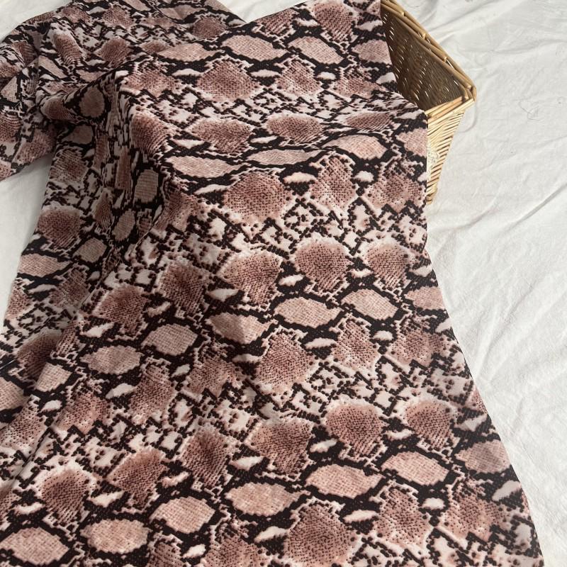 Эластичная фактурная ткань со змеиным принтом для весенне-летних платьев