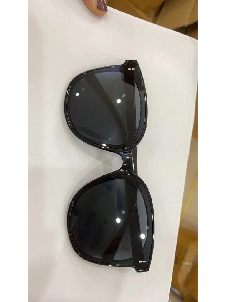 Солнцезащитные очки в стиле ретро с большой оправой - Простой, атмосферный дизайн для инфлюенсеров