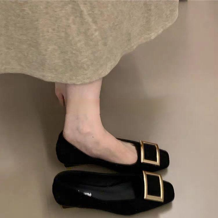 Французские ретро туфли с квадратным носком, на низком каблуке, с мелким вырезом, одинарные, 2025 осень, новые, универсальные, темпераментные, с металлической квадратной пряжкой, туфли для通勤 женщин