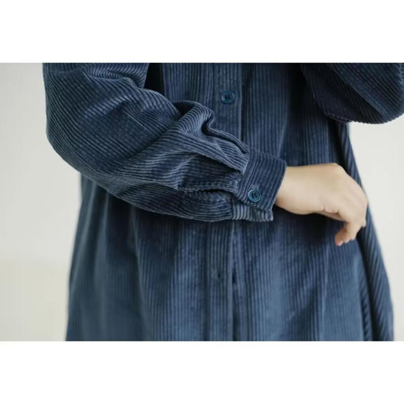 Платье свободного кроя с длинными рукавами и однотонным темно-синим воротником. Женское осеннее винтажное вельветовое облегающее однобортное платье в стиле «атмосфера»