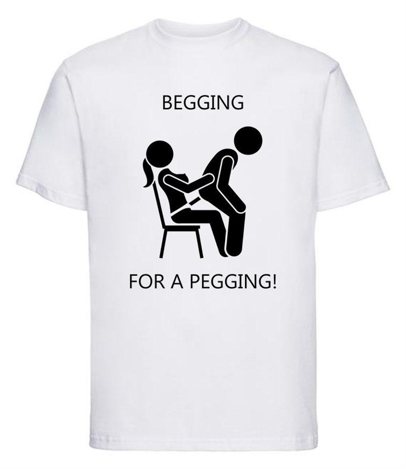 Футболка с надписью Begging for A Peggingmens Унисекс для взрослых Смешная Грубая Шутка Комедия Девичник Топ Ремень Крутой Мем Подарок Идея Подарка Футболка