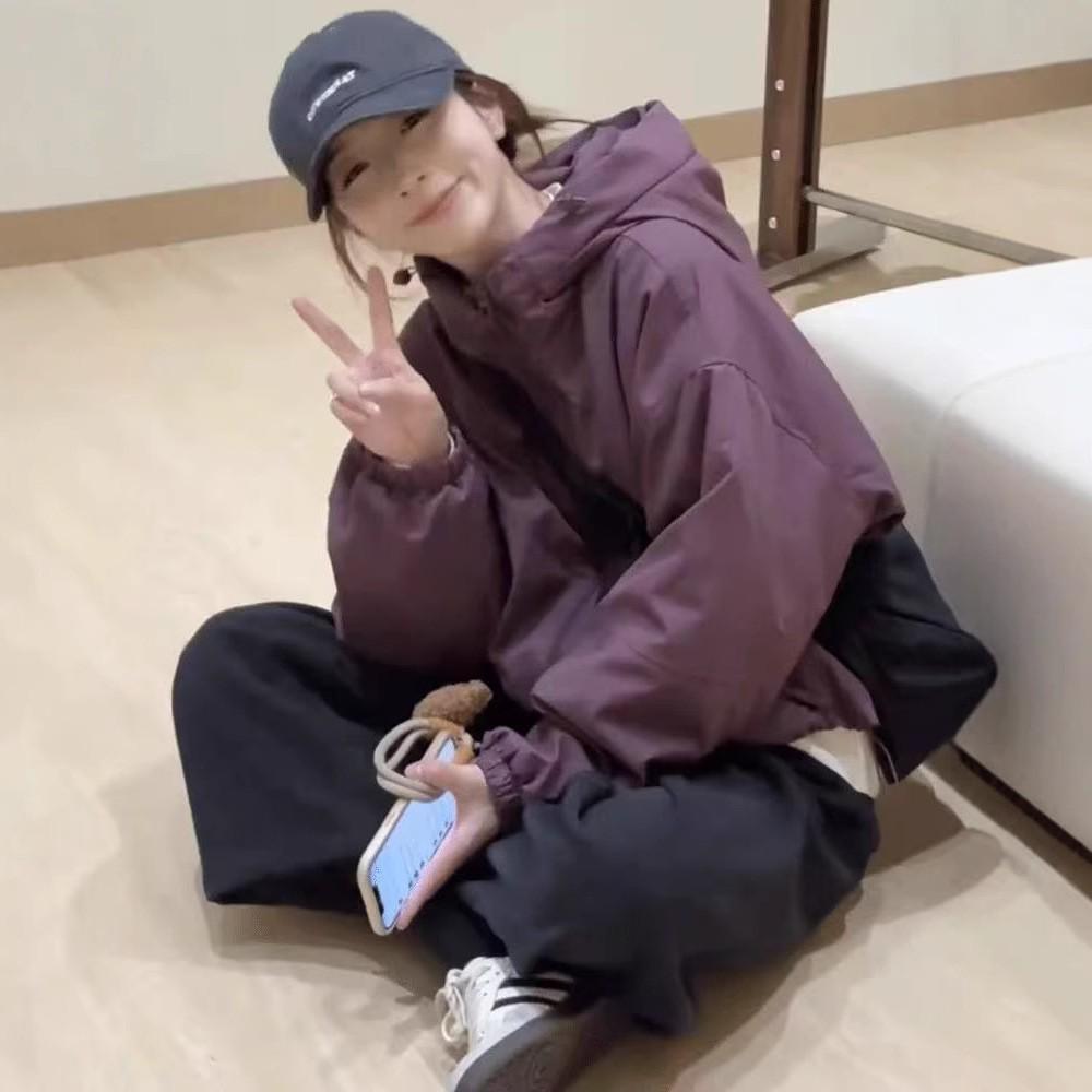 Женская уникальная куртка-ветровка с капюшоном - Стильный и свободный крой для весны и осени 2025.