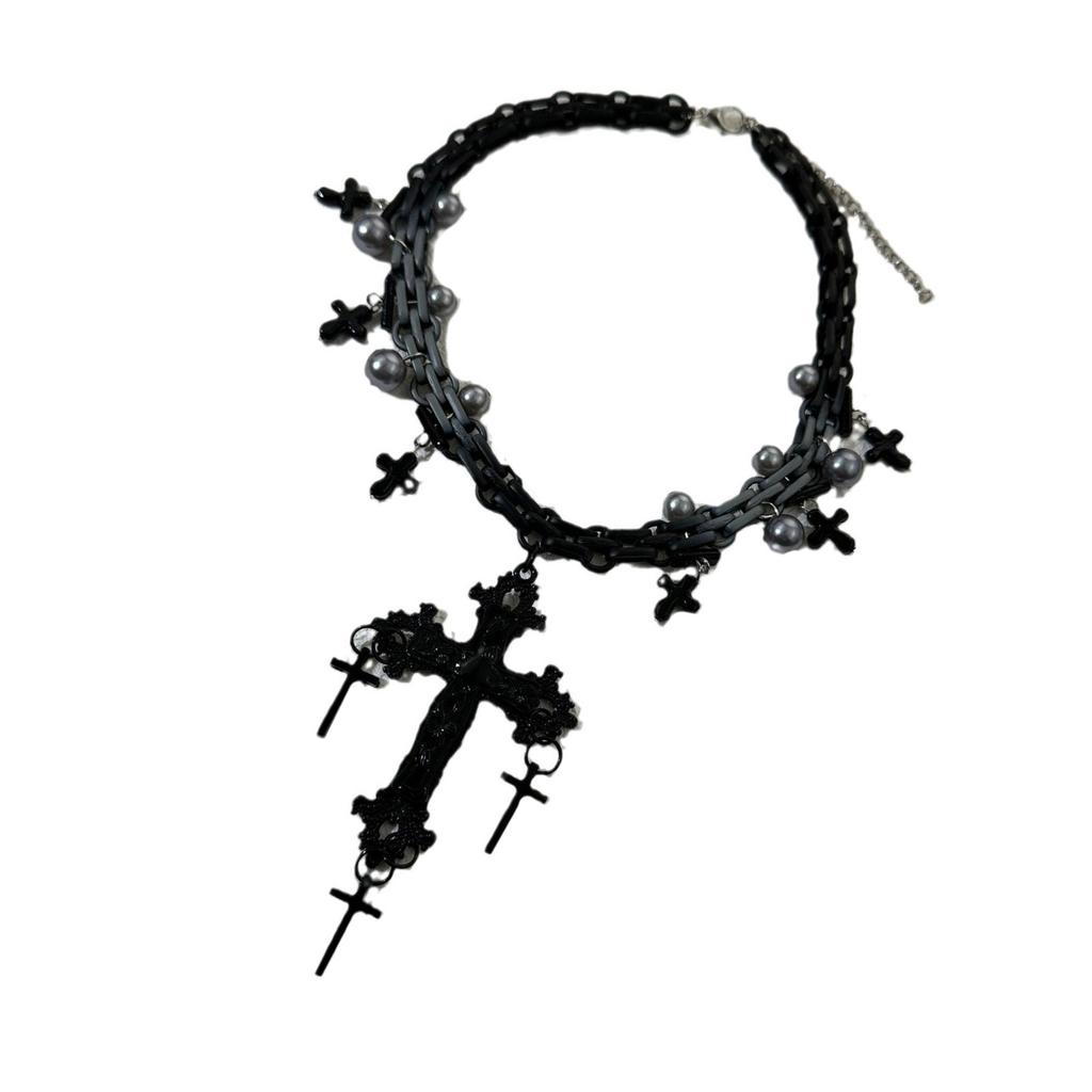 Элегантное ожерелье с крестами в темных тонах для любителей готического стиля и законодателей моды в модных statement-изделиях