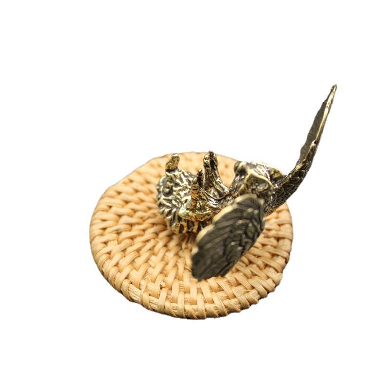 Латунная сова расправила крылья креативный настольный чайный питомец маленькое украшение ретро персонализированная маленькая медная бронзовая резьба расправила крылья, чтобы ловить змей