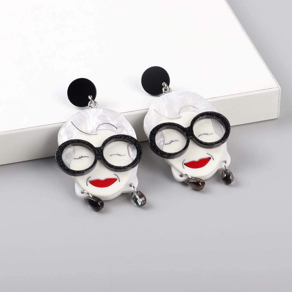 New Glasses Celebrity Granny Acrylic Earrings for Women Cute Cartoon Elizabeth II Lady Figure Drop Earring Fashion Jewelry Gifts