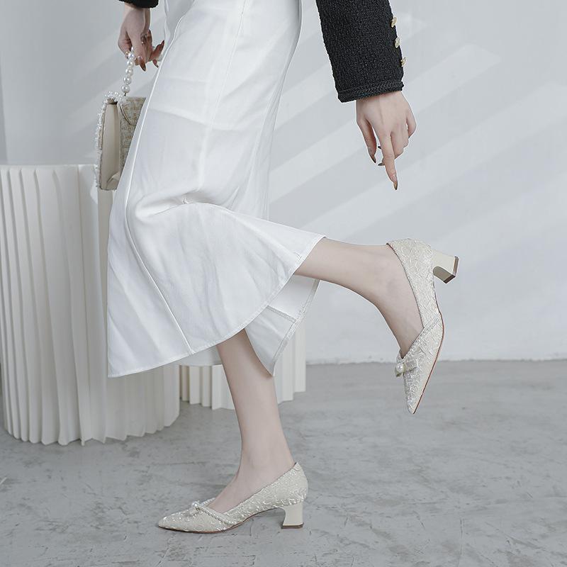 Корейская версия бант жемчужная цепочка средний каблук женские туфли сказочный стиль темперамент высокие каблуки острый толстый каблук темперамент одиночные туфли женские