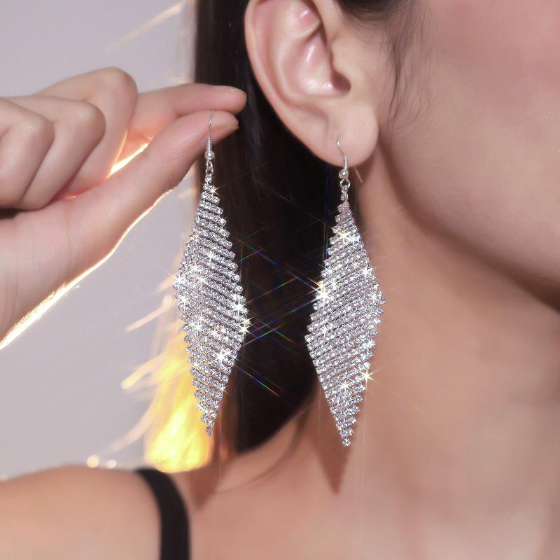 Серьги с кисточками Iced Out для женщин Искрящиеся свисающие акцентные серьги Роскошный вид Элегантные эфирные украшения