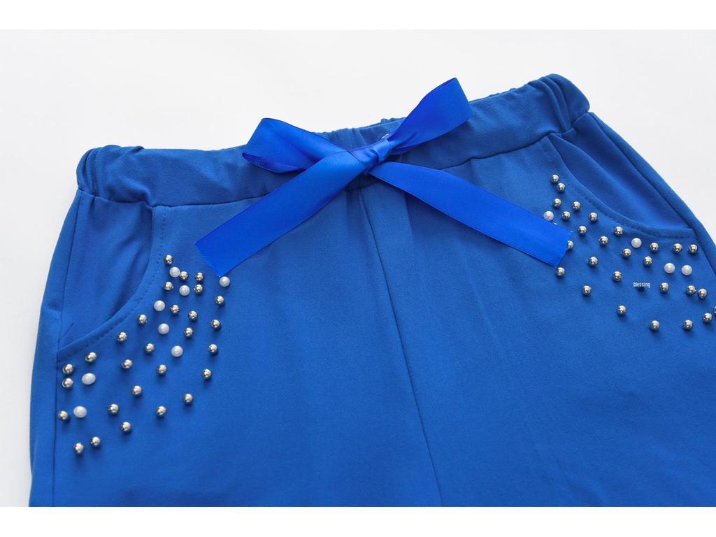 Осенний женский спортивный костюм из двух предметов с бисером и открытыми плечами