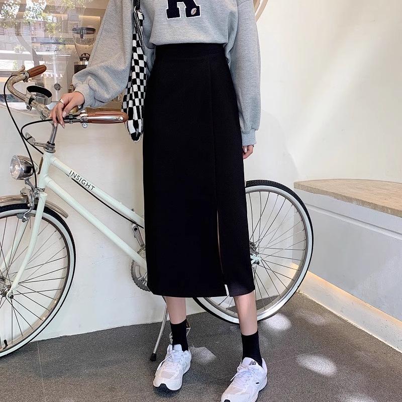 Женская черная юбка с высокой талией и разрезом средней длины - весна 2024 года, корейский дизайн А-силуэта