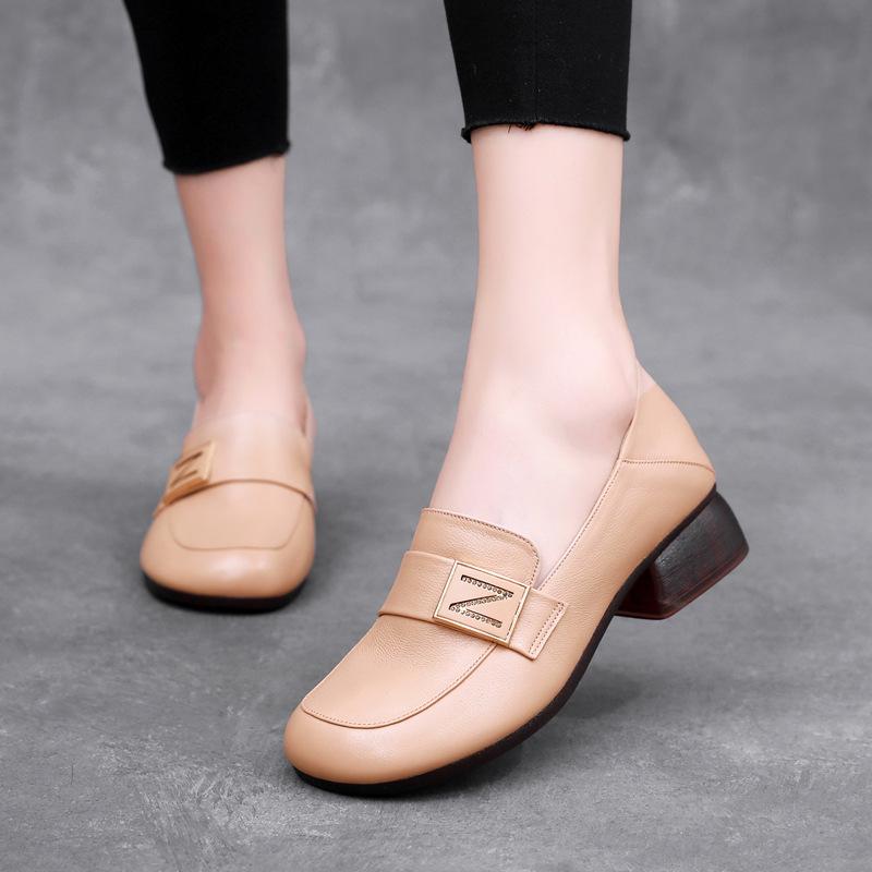 Женские лоферы нового стиля с металлической отделкой, первый слой из коровьей кожи, большой размер, мягкая кожа, маленькие кожаные туфли в британском стиле, туфли на среднем каблуке