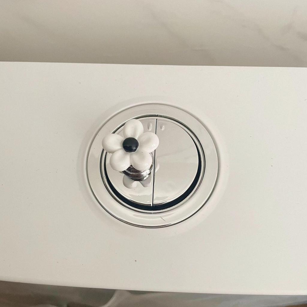 Универсальный подъемник крышки унитаза в виде цветка и приспособление для нажатия кнопки бачка для нейл-арта