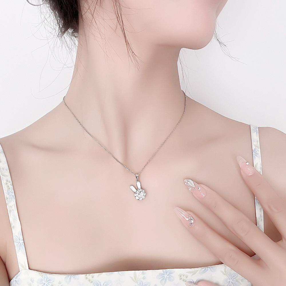 Милое вращающееся ожерелье с подвеской в виде кролика, нишевый дизайн, цепочка на ключицу, высокочувственный подарок богини на праздник, ювелирные изделия из титана.