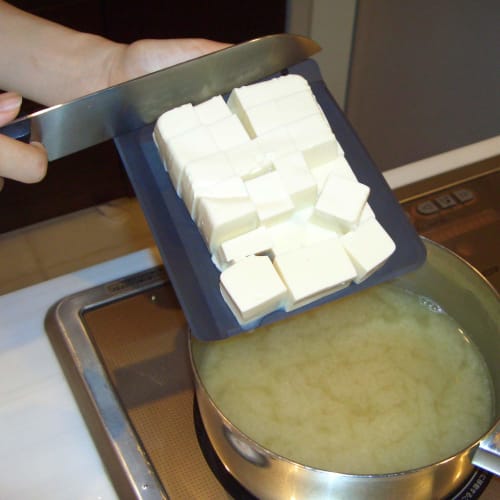 Разделочная доска Astro, Набор из 2 штук, Черная, Сделано в Японии, Антибактериальная, Термостойкая, Мини-разделочная доска, Чистая, с древесным углем бинчотан и краем с бортиком