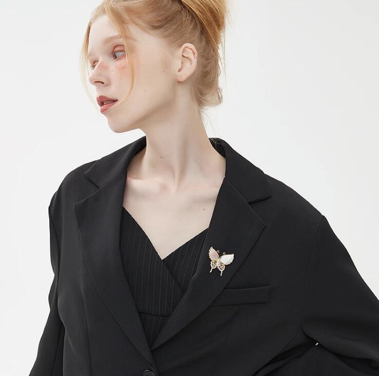 New Shell Rhinestone Butterfly Brooches for Women Lapel Pins Elegant Party Clothes Suit Small Accessories Gift