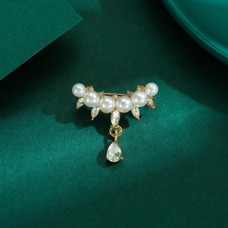 Жемчужная капля воды Антибликовая брошь Высококлассная женская изысканная кисточка Корсаж для костюма Фиксирующая одежду Антибликовая пряжка-булавка
