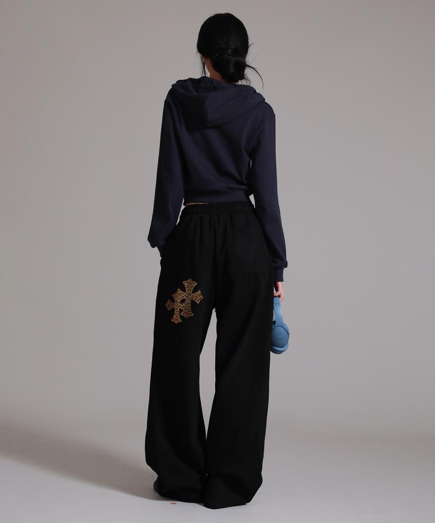 LIKE THE MOST Leopard Twin Cross Applique Training Pintuck Wide Pants_Black