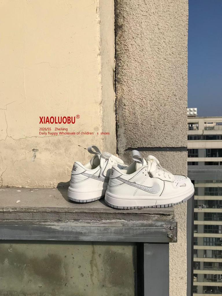 Белые спортивные туфли для детей, весна 2026: Модные, Повседневные, Универсальные Кроссовки для Мальчиков, Девочек и Совместного Ношения Родителями и Детьми.