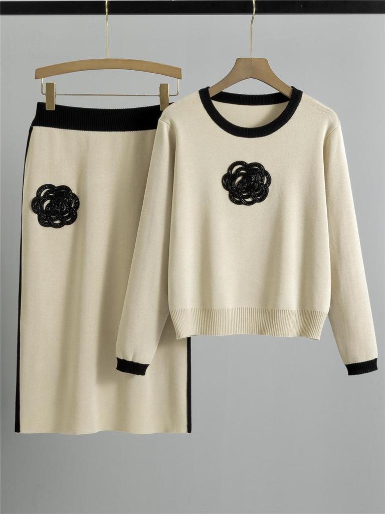 Женский корейский вязаный комплект с камелиями: Элегантный топ с круглым вырезом и облегающая юбка - комплект из двух предметов