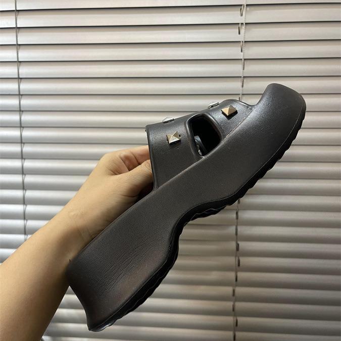 Новые летние шлепанцы на толстой подошве с заклепками, женские летние шлепанцы на толстой подошве для прохлады на побережье