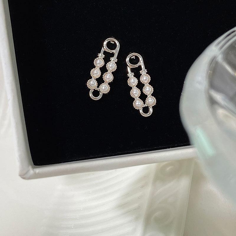 Забавные и персонализированные серьги с жемчужными штифтами Простые, маленькие и нишевые серьги в холодном стиле