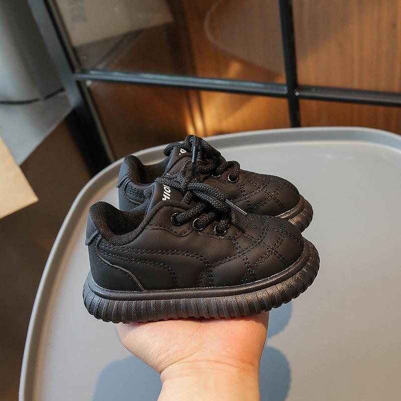 Осенняя новая сверхлегкая детская обувь, корейская версия детской повседневной обуви, модная маленькая кожаная обувь для мальчиков, обувь на мягкой подошве для маленьких девочек