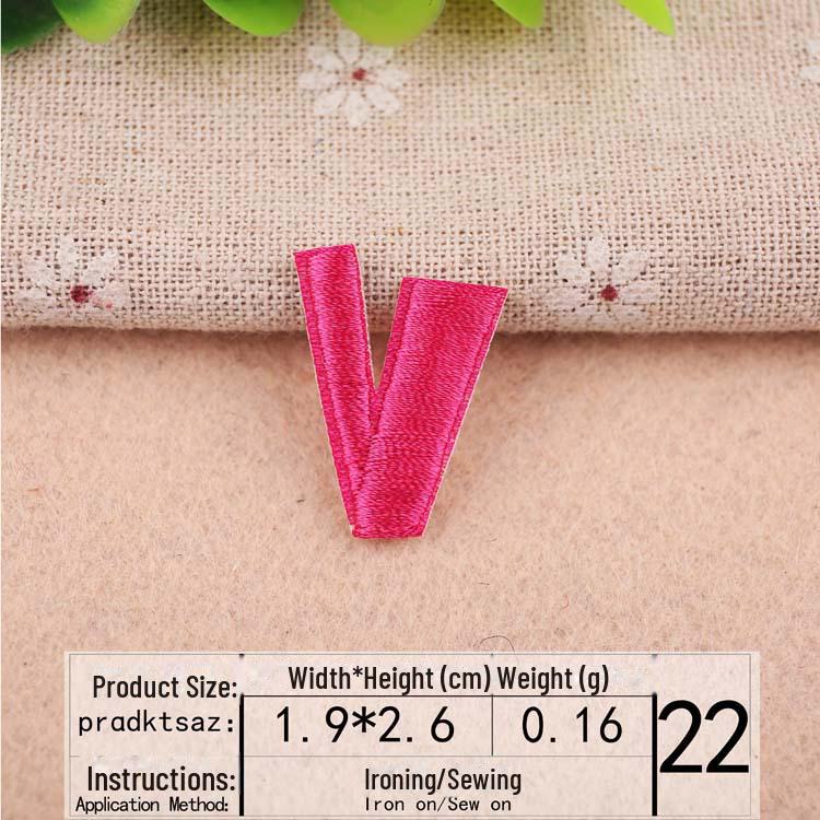 Розовая вышитая нашивка с буквами алфавита для украшения одежды