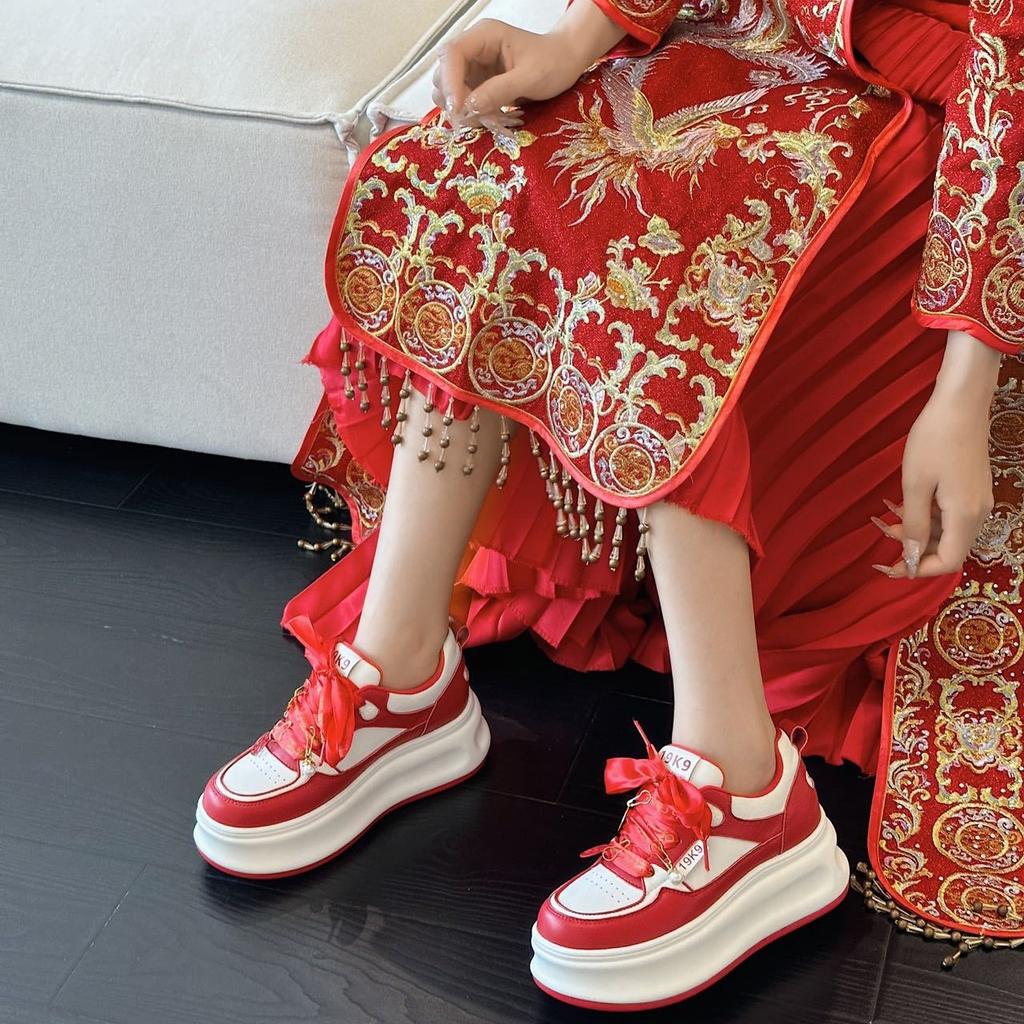 Ханьфу красные свадебные туфли Сюхэ 2025 новые Туфли на удачу на Новый год платформа увеличение внутренней высоты 7 см кожаные повседневные кеды