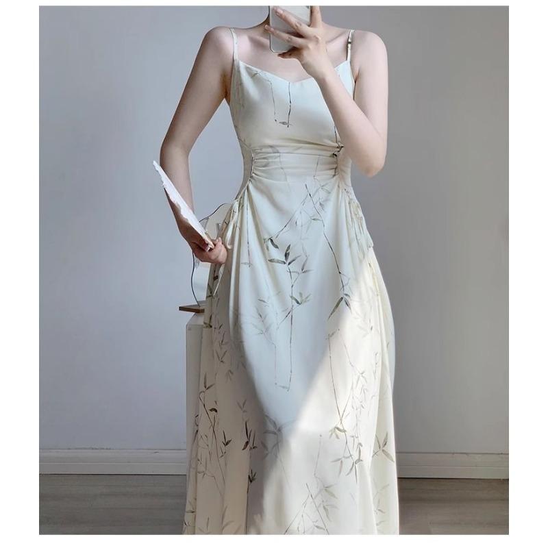 Женское кремовое midi-платье на тонких бретельках со квадратным вырезом, драпировкой на талии и принтом в виде абстрактных линий, элегантное вечернее платье