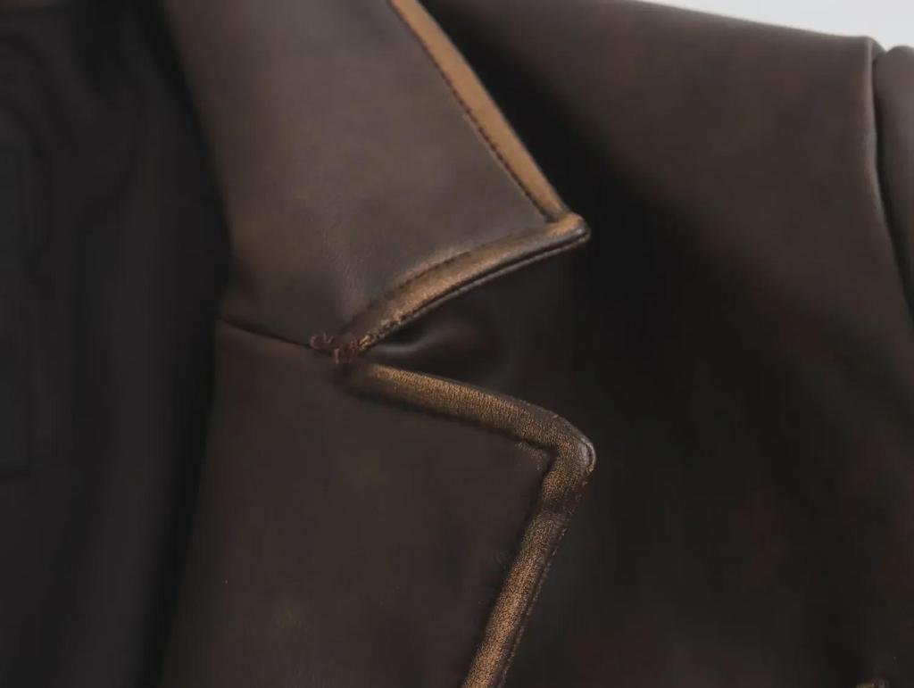 Женский плащ средней длины из искусственной кожи с потертостями, осень 2023 г.