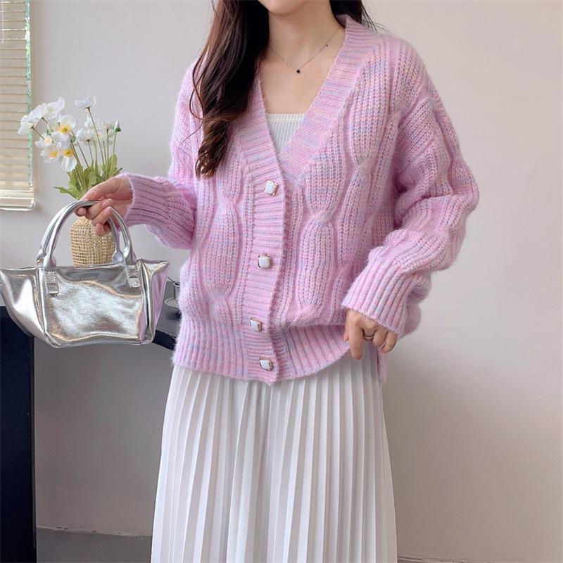 Женский кардиган крупной вязки с V-образным вырезом на осень 2024 года