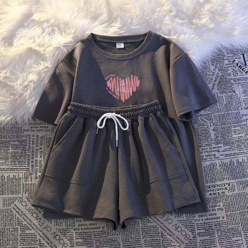 Женский модный летний спортивный костюм из двух частей - футболка с коротким рукавом свободного кроя и шорты для повседневной носки