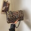 Милая и классная сумка-мессенджер Spice Girl с коровьим узором, квадратная, осень 2024 г., персонализированная сумка-мессенджер с леопардовым принтом и цепочкой