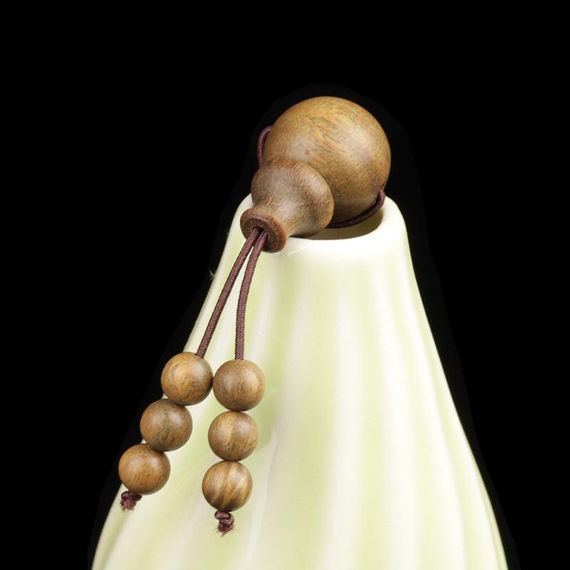 Браслет из бусин из зеленого эбенового дерева и красного сандала с головой Будды, подвеской в виде тыквы-горлянки и аксессуарами Ваджра Бодхи.