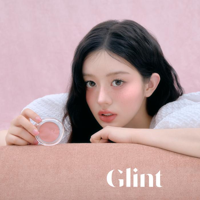 Glint Мягкое покрытие для щек 4,8 г Одиночный / Набор кистей с пуховкой