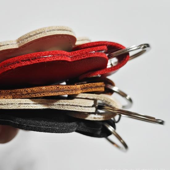 Брелок в виде лапки из искусственной кожи, сувенир с шерстью питомца, шарм в виде лапки, ключ