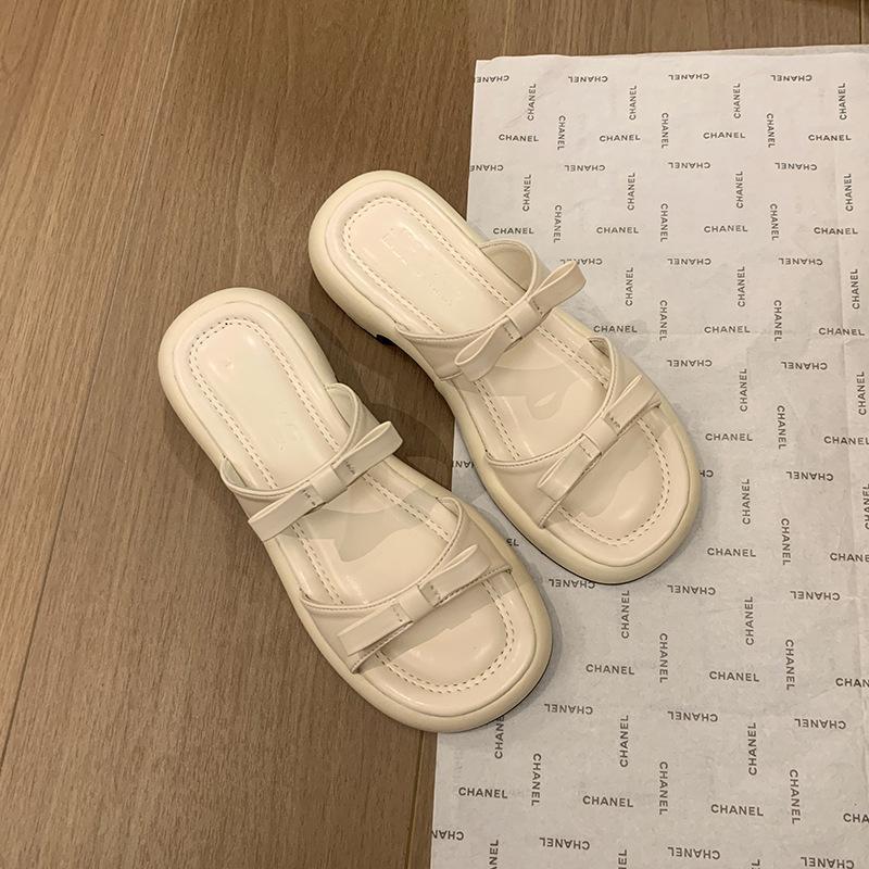 Серебристые шлепанцы женские 2025 новая летняя носка модные сандалии на платформе летние ощущение старшего возраста с юбкой крутые шлепанцы