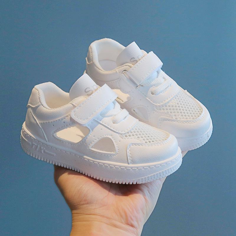 Летняя детская спортивная обувь 2025 года из дышащей белой сетки: Дизайн Hollow для мальчиков и стиль для девочек