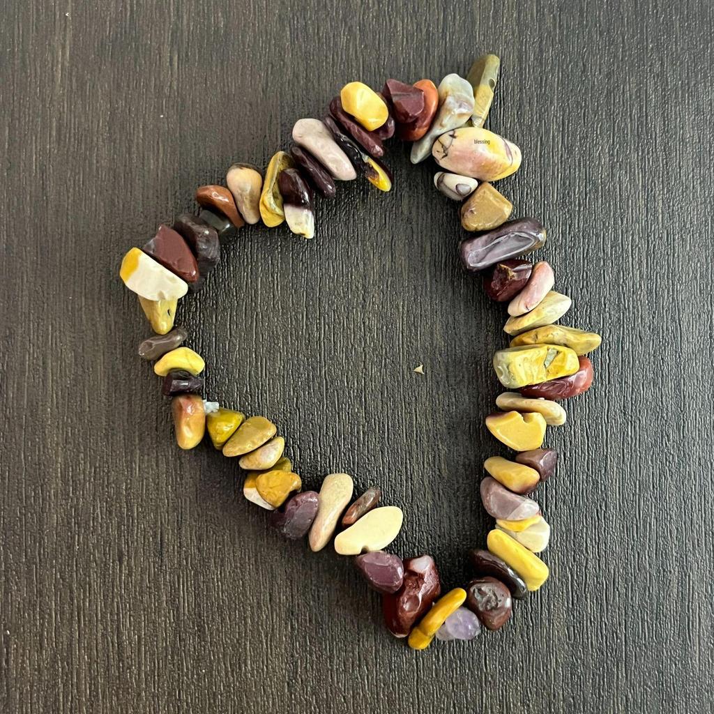 Браслет из разноцветных кристаллов с цитрином, тигровым глазом, лазуритом, аметистом и зеленым авантюрином на эластичном шнуре